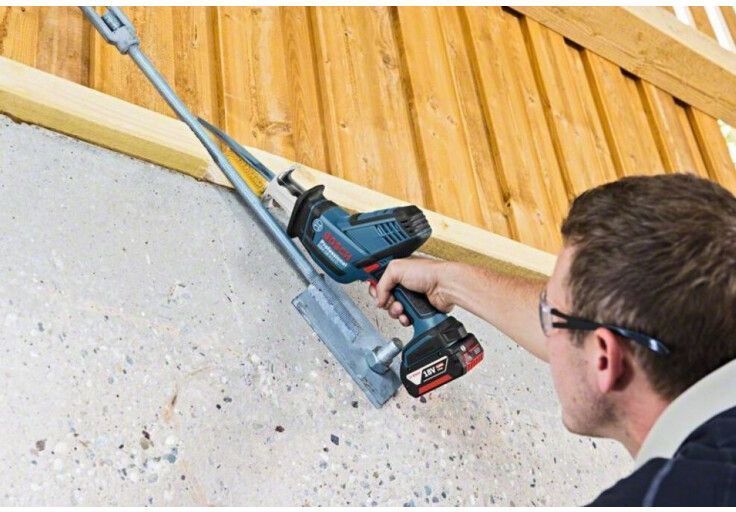 Пила шабельна акумуляторна Bosch GSA 18V-LI, 18В, Акб 4Aг, пропил 200мм, хід 21мм, 2.3кг (0.615.990.M3Y) 360262 фото