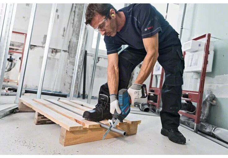 Пила шабельна акумуляторна Bosch GSA 18V-LI, 18В, Акб 4Aг, пропил 200мм, хід 21мм, 2.3кг (0.615.990.M3Y) 360262 фото