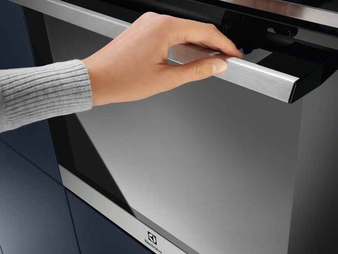 Духова шафа Electrolux електрична, 70л, А++, пара, дисплей, конвекція, ф-ція пароварки, телескопічні напрямні, чорний+нерж (EOB9S31WX) 379122 фото